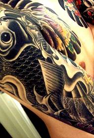 un braccio di fiori tatuaggio di loto nero calamaro grigio