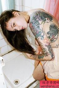 La barra de espectáculo de tatuajes recomendó un patrón de tatuaje de mujer de brazo de flor