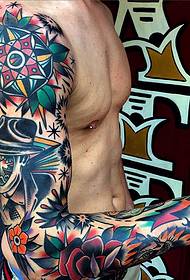 Manlig traditionell stil blomma arm tatuering bild