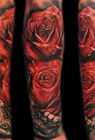 Modello realistico del tatuaggio rosa del braccio del fiore