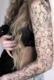 Чорний сірий квітковий татуювання на руку жінки