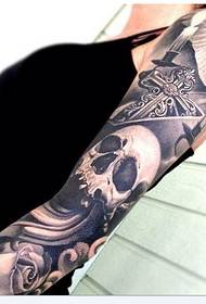consiglia un tatuaggio con braccio a fiori bianco e nero