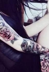 Tatuaje de brazo de flores para homes de beleza