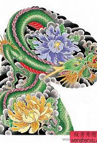 Patrón de tatuaje de peonía de estilo japonés tradicional antiguo dragón medio jugar