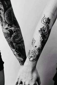 Ljubav je prekrasan modni par cvjetna tetovaža na ruci