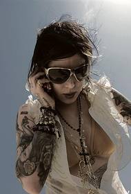 Tatuatge de braç de flor femení de moda