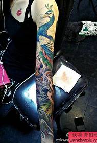 kolorowy wzór tatuażu na pół feniksa