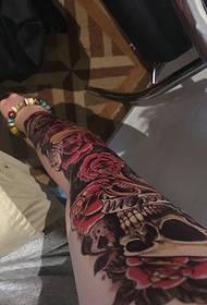 Tatuaj cu braț floral cu braț de flori și cimbru