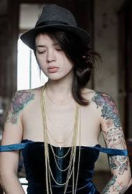 Persone russe bellezza tatuaggio bracciu fiore