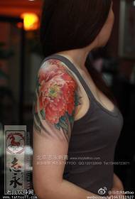 Sieviešu skaists peoniju ziedu rokas tetovējums