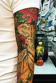 Tattooêweya tatîlê ya tiger ya kulîlkek xweşik û şêweyî