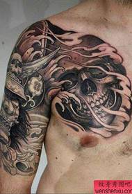 A veterán tetoválás egy félhosszú tetoválást ajánlott