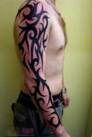 Anak lelaki melengkung pada garis hitam garis kreatif gambar tato totem lengan