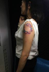 Kolora virusa tatuaje bildo sur knabina brako