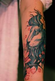 Leo tattoo akan hannun furen fure ne na musamman