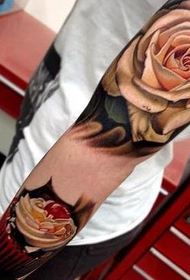 Gelaagde roos tattoo patroon