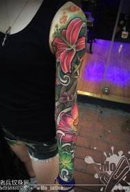 modello del tatuaggio del braccio del fiore di personalità di colore femminile