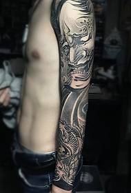 Stilig blommig arm som tatuering