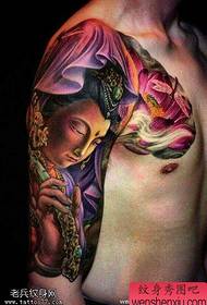 I tatuaggi di Guanyin Lotus a mezzo colore sono condivisi dai tatuaggi