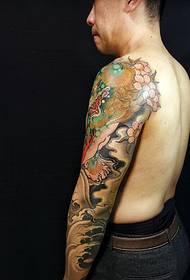 Silmäänpistävä kukka käsivarsileijona tatuointi kuva