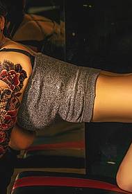 Tatuaggio del braccio di fiore della casa privata della ragazza lusinghiera sexy