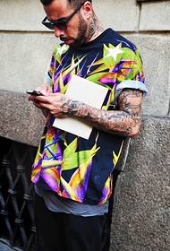 Улични очила за сонце, тетоважа со машки цветни раце, тетоважа, полна со стил