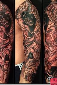 la figura del tatuaggio ha raccomandato una campana a braccio di fiori 馗 opere di tatuaggio