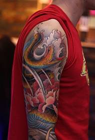 Слике цветних руку цветне тетоваже змија су невероватне