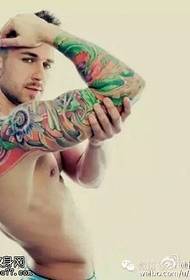 Patró de tatuatge de braç de flor de l'home muscular europeu i americà