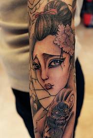 Couleur de bras de fleur ancienne fleur, motif de tatouage est très belle