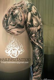 super kjekk halvlengde tigerblomstarm geisha warrior tatoveringsmønster