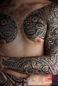 Garis hitam sketsa pola kreatif mendominasi gambar lengan tato bunga