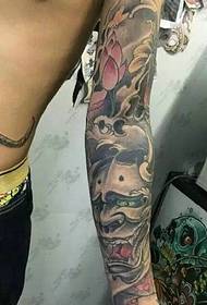 Lore besoa txikia da eta tatuaje oso altua.