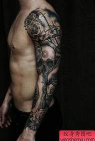 Mapa do corpo do tatuaje para compartir un brazo de flores europeo e americano en branco e negro funciona