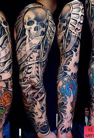kreativan rad na tetovaži cvjetnih ruku koju tattoo show dijeli