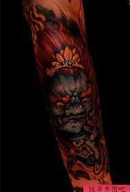 un model popular de tatuaj braț de flori populare