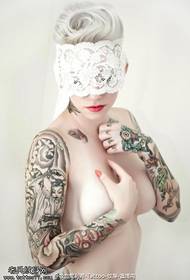 Modèle de tatouage bras grande fleur de style européen et américain femme