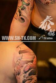 Много популярен и популярен модел на татуировки с полу-калмари