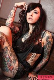 Modèle de tatouage bras couleur fleur femme