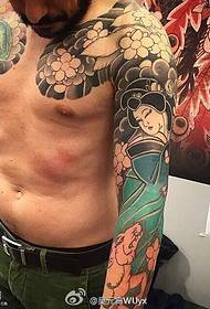 Geisha model tatuazhi i krahut të luleve