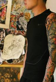 Black men's flower arm tattoo pattern is very cool
