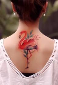 Lite friskt og vakkert tatoveringsmønster på krageben i jentebrystet