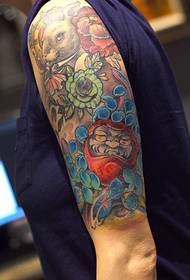 Tatuaggi di tre totem con braccio a fiore di diversi stili