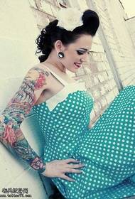 Modello di tatuaggio donna braccio fiore