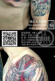 Il modello del tatuaggio del drago a scialle mezzo bello preferito preferito dagli uomini funziona