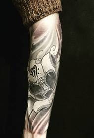 Slika s cvjetnom rukom tetovaža prikladna za mlade ljude