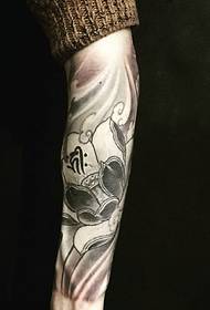 Immagine del tatuaggio del braccio del fiore adatta a giovani