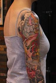 Pola tato lengan bunga berwarna-warni sangat menarik