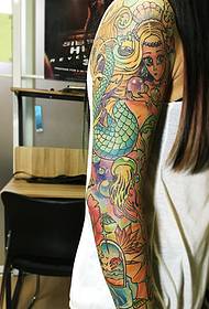 გრძელი თმის გოგონას მკლავის ფერი მომხიბლავი ტოტემის tattoo სურათი