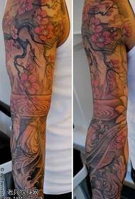 Model de tatuaj de prune cu braț de flori